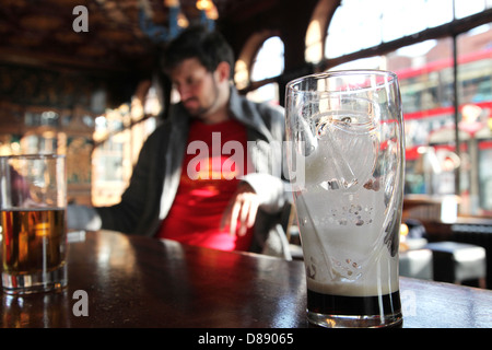 Svuotare Guinness al Black Lion pub di Kilburn, Londra NW Foto Stock