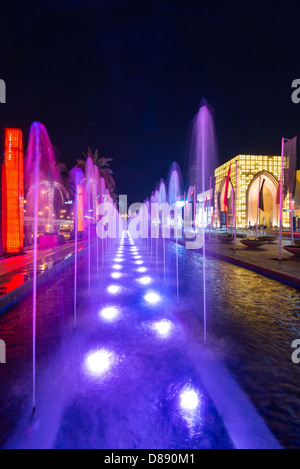 Esterno vista notturna di Dubai Mall, il più grande del mondo, in Dubai Emirati Arabi Uniti Foto Stock