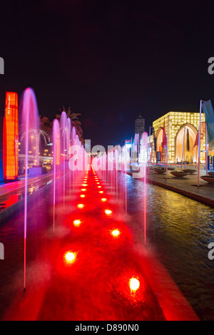 Esterno vista notturna di Dubai Mall, il più grande del mondo, in Dubai Emirati Arabi Uniti Foto Stock