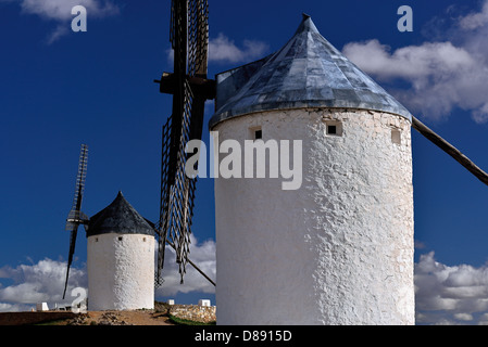 Spagna, Castilla-La Mancha: storico mulini a vento del Don Quijote di rotta in Consuegra Foto Stock