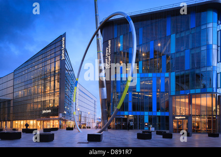 John Lewis Store Shopping Centre e Biblioteca centrale di Cardiff Galles al crepuscolo Foto Stock