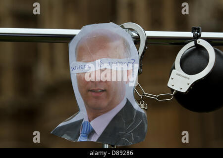 Londra, Regno Unito. Il 22 maggio 2013. Una foto di giustizia Segretario Chris Grayling coperto come membri della professione legale compresi i " barristers " e assistenza legale avvocati inscenare una protesta al di fuori del parlamento di Westminster contro il governo ha proposto modifiche e tagli per assistenza legale. Credito: Amer Ghazzal/Alamy Live News Foto Stock