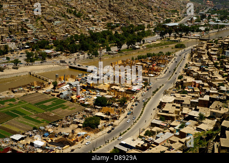 Vista da sopra di una strada di Kabul che corre a fianco di un fiume Foto Stock