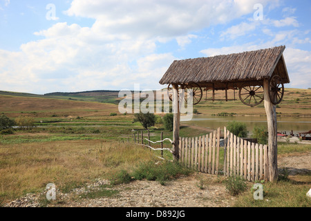 Transilvania cancello di legno all'entrata di una proprietà agricola in Boz, Transilvania, Romania Foto Stock