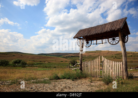 Transilvania cancello di legno all'entrata di una proprietà agricola in Boz, Transilvania, Romania Foto Stock