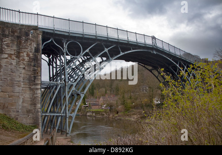 Il ponte in ferro di Ironbridge, vicino a Telford, Shropshire, Inghilterra Foto Stock