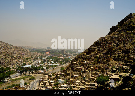 Una vista di Kabul con un tratto delle antiche mura della città Foto Stock