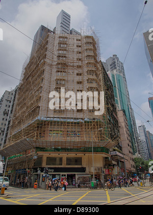 Un edificio a Wan Chai attualmente in fase di ristrutturazione. Esso è coperto in bambù i ponteggi utilizzati tradizionalmente in Hong Kong Foto Stock