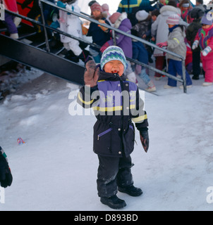 Isola Baffin Nwt Canada Iqaluit bambino sventolano fuori dalla scuola Foto Stock