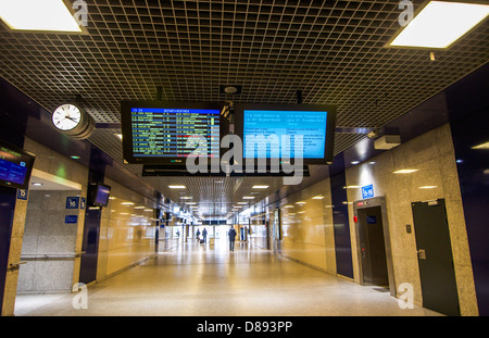 Elettronico di partenza e di arrivo overhead di schede in un lungo passaggio presso stazione ferroviaria Bruxelles Midi in Belgio. Foto Stock