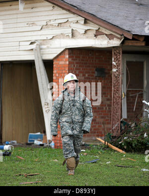 Soldati con la Oklahoma Guardia Nazionale conduce operazioni di ricerca e soccorso in seguito a un EF-5 tornado che ha distrutto la città Maggio 21, 2013 in Moore, Oklahoma. La massiccia tempesta con venti che superano 200 miglia per ora tore attraverso l'Oklahoma City sobborgo Maggio 20, 2013, uccidendo almeno 24 persone e ferendone più di 230 e spostare migliaia. Foto Stock