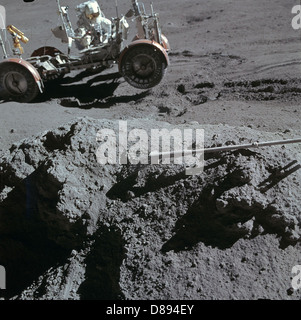 Apollo 15 verde Boulder Irwin holding LRV. Foto Stock