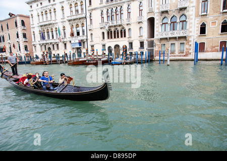 Un fotografo e turisti in gondola sul Canal Grande a Venezia, Italia Foto Stock