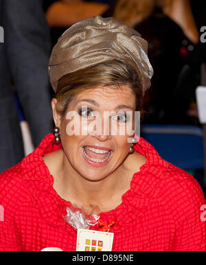 Rotterdam, Paesi Bassi. Il 22 maggio 2013. Regina Maxima visiti la Erasmus MC - Sophia ospedale per bambini a Rotterdam, , in occasione del suo centocinquantesimo anniversario. Foto: Albert Nieboer-RPE / NETHETRLANDS OUTdpa/Alamy Live News Foto Stock