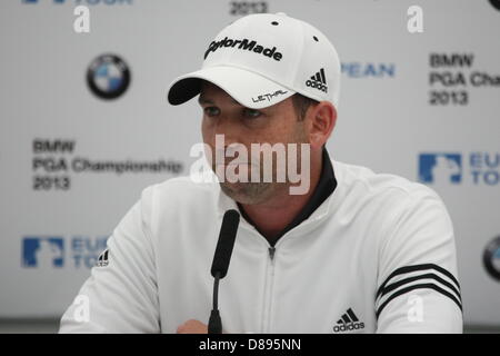 Golfista spagnolo SERGIO GARCIA risolve la media al BMW PGA Championship di Wentworth 2013 Foto Stock