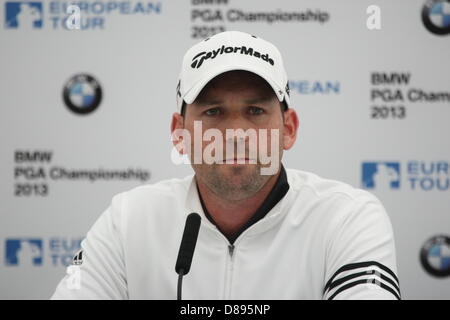 Golfista spagnolo SERGIO GARCIA risolve la media al BMW PGA Championship di Wentworth 2013 Foto Stock