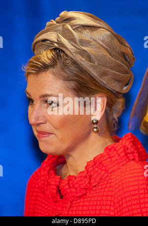 Rotterdam, Paesi Bassi. Il 22 maggio 2013. Regina Maxima visiti la Erasmus MC - Sophia ospedale per bambini a Rotterdam, , in occasione del suo centocinquantesimo anniversario. Foto: Albert Nieboer-RPE / NETHETRLANDS OUTdpa/Alamy Live News Foto Stock