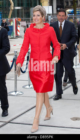 Rotterdam, Paesi Bassi. Il 22 maggio 2013. Regina Maxima visiti la Erasmus MC - Sophia ospedale per bambini a Rotterdam, , in occasione del suo centocinquantesimo anniversario. Foto: Albert Nieboer-RPE / NETHETRLANDS OUTdpa/Alamy Live News Foto Stock