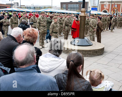 Ashton-under-Lyne, Greater Manchester, Regno Unito. Il 22 maggio 2013. Il primo battaglione di Duca di Lancaster il reggimento homecoming parade al di fuori del Municipio.Sono state recentemente in servizio in Afghanistan. Credito: jozef mikietyn / Alamy Live News Foto Stock