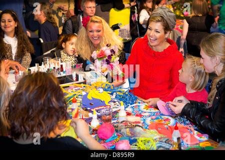 Rotterdam, Paesi Bassi. Il 22 maggio 2013. Regina Maxima del assiste il centocinquantesimo anniversario della Sophia ospedale per bambini a Rotterdam, . La regina rivela una statua raffigurante la mascotte Sophietjemeet alcuni pazienti dell'ospedale. Foto: Patrick van Katwijk /dpa/Alamy Live News Foto Stock