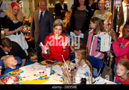 Rotterdam, Paesi Bassi. Il 22 maggio 2013. Regina Maxima del assiste il centocinquantesimo anniversario della Sophia ospedale per bambini a Rotterdam, . La regina rivela una statua raffigurante la mascotte Sophietjemeet alcuni pazienti dell'ospedale. Foto: Patrick van Katwijk /dpa/Alamy Live News Foto Stock