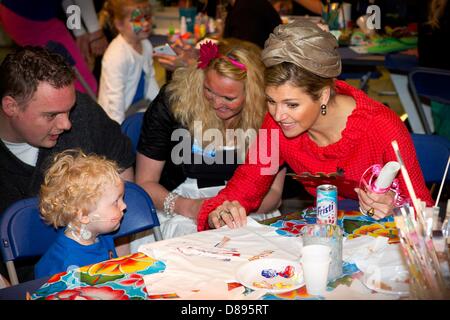 Rotterdam, Paesi Bassi. Il 22 maggio 2013. Regina Maxima del assiste il centocinquantesimo anniversario della Sophia ospedale per bambini a Rotterdam, . La regina rivela una statua raffigurante la mascotte Sophietjemeet alcuni pazienti dell'ospedale. Foto: Patrick van Katwijk /dpa/Alamy Live News Foto Stock