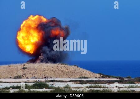 Una esplosione controllata di resti di munizioni è raffigurato da una distanza di circa 800 metri su un terreno di esplosione eseguire dal tedesco a Santa Barbara Foundation sulla costa libica vicino a Tripoli, in Libia, il 6 maggio 2013. Fin dalla sua fondazione nel 1995, la Santa Barbara Foundation supporta il gioco da armi da fuoco ed esplosivi resti di ex aree di conflitto e teatri di guerra e fornisce aiuti umanitari. La ONG è attivo in Libia dall inizio del 2012 e finanziato tra gli altri per mezzo del German Federal Foreign Office. Foto: Matthias Tödt Foto Stock