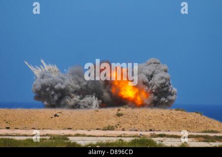 Una esplosione controllata di resti di munizioni è raffigurato da una distanza di circa 800 metri su un terreno di esplosione eseguire dal tedesco a Santa Barbara Foundation sulla costa libica vicino a Tripoli, in Libia, il 6 maggio 2013. Fin dalla sua fondazione nel 1995, la Santa Barbara Foundation supporta il gioco da armi da fuoco ed esplosivi resti di ex aree di conflitto e teatri di guerra e fornisce aiuti umanitari. La ONG è attivo in Libia dall inizio del 2012 e finanziato tra gli altri per mezzo del German Federal Foreign Office. Foto: Matthias Tödt Foto Stock