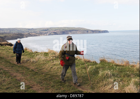 Il marito e la moglie a piedi lungo la strada di Cleveland vicino a Ravenscar, North York Moors, England Regno Unito Foto Stock