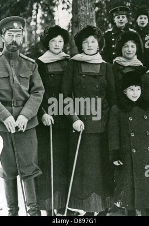 Nicola II di Russia con le figlie Olga, Tatiana e Anastasia e figlio Nikolai a Yekaterinburg nel 1918 Foto Stock