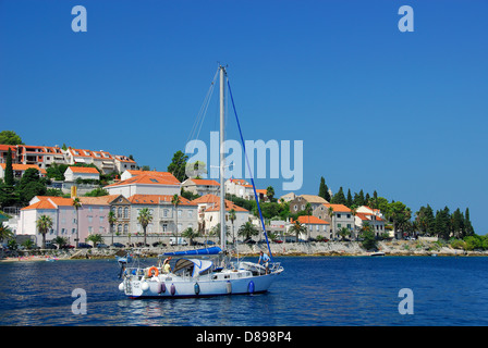 La Croazia. Uno yacht passando la città di Korcula sull isola di Korcula. 2010. Foto Stock