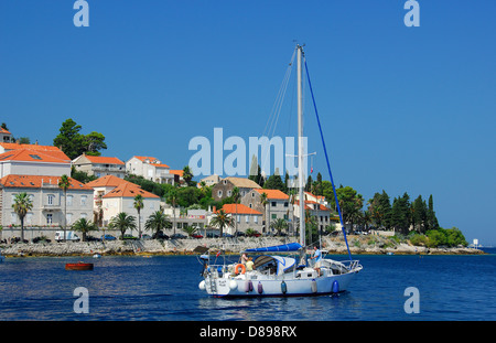 La Croazia. Uno yacht passando la città di Korcula sull isola di Korcula. 2010. Foto Stock