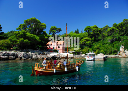 DUBROVNIK, Croazia. Una piccola barca che trasportano daytrippers arrivando a isola di Lokrum. 2010. Foto Stock