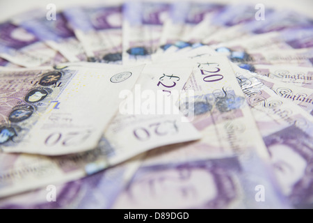 Venti pound note sparse su un tavolo Foto Stock