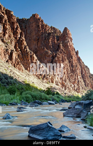 Weathered parete di roccia e il Rio Grande, Rio Grande del Norte monumento nazionale, Nuovo Messico USA Foto Stock