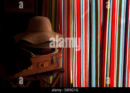 Strisce e cappelli e caso Thaxted,Essex,l'Inghilterra,UK. Maggio 2013 visto nella camera da letto di fotografi. Foto Stock