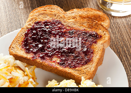 In casa ricca colazione americana con uova, toast, hashbrowns Foto Stock