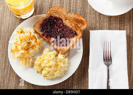 In casa ricca colazione americana con uova, toast, hashbrowns Foto Stock