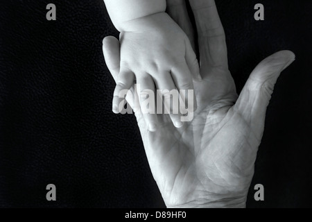 Le mani di Nonna e nipote Foto Stock