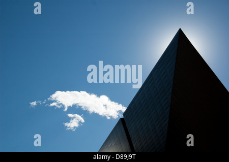 Parte del Denver Art Museum, offusca la sun. Foto Stock