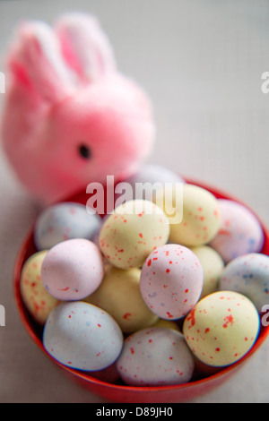 Coniglietto rosa con piccole uova di pasqua Foto Stock