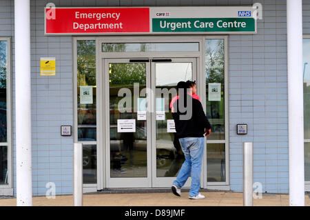 Un uomo con un bambino in piedi la central Middlesex Hospital di Londra, Regno Unito Foto Stock