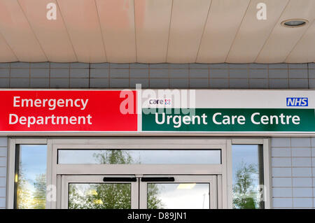 Un segno di un dipartimento di emergenza in Middlesex Hospital di Londra, Regno Unito Foto Stock