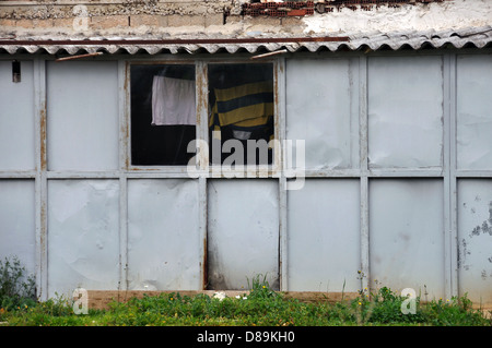 Rusty magazzino capanna di stagno e finestra con asciugatura. Foto Stock