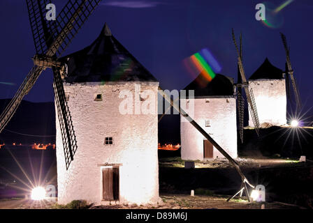 Spanien, La Mancha: Historische Windmühlen von Consuegra bei Nacht Foto Stock