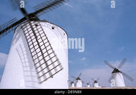 I mulini a vento di Campo de Criptana in Castiglia - La Mancha, in Spagna. Le foto scattate possono 2005. Foto Stock