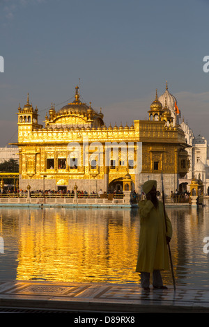 India, Punjab, Amritsar. Tempio d'oro, le protezioni Foto Stock