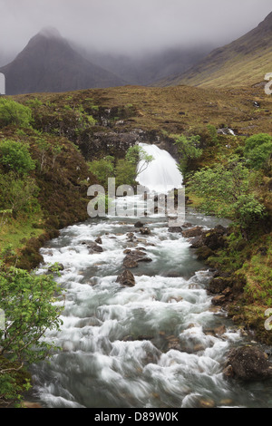 Pool di Fairy su Allt Fibre di cocco o'Mhadaidh, coire na Creiche, Glen fragile, Isola di Skye, Ebridi Interne, Scozia. Foto Stock