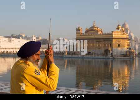 India, Punjab, Amritsar. Tempio d'oro, le protezioni Foto Stock