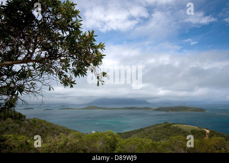 Vista dall'Ouen Toro si affacciano sulle vicine isole di Noumea, Nuova Caledonia, Polinesia francese. Foto Stock